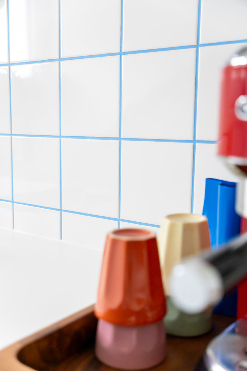 Kreative Fugen mit den wasserfesten Farben im praktischen DIY Kit von Cala Casa. Für bunte, freundliche Küche und Badezimmer selber gestalten.