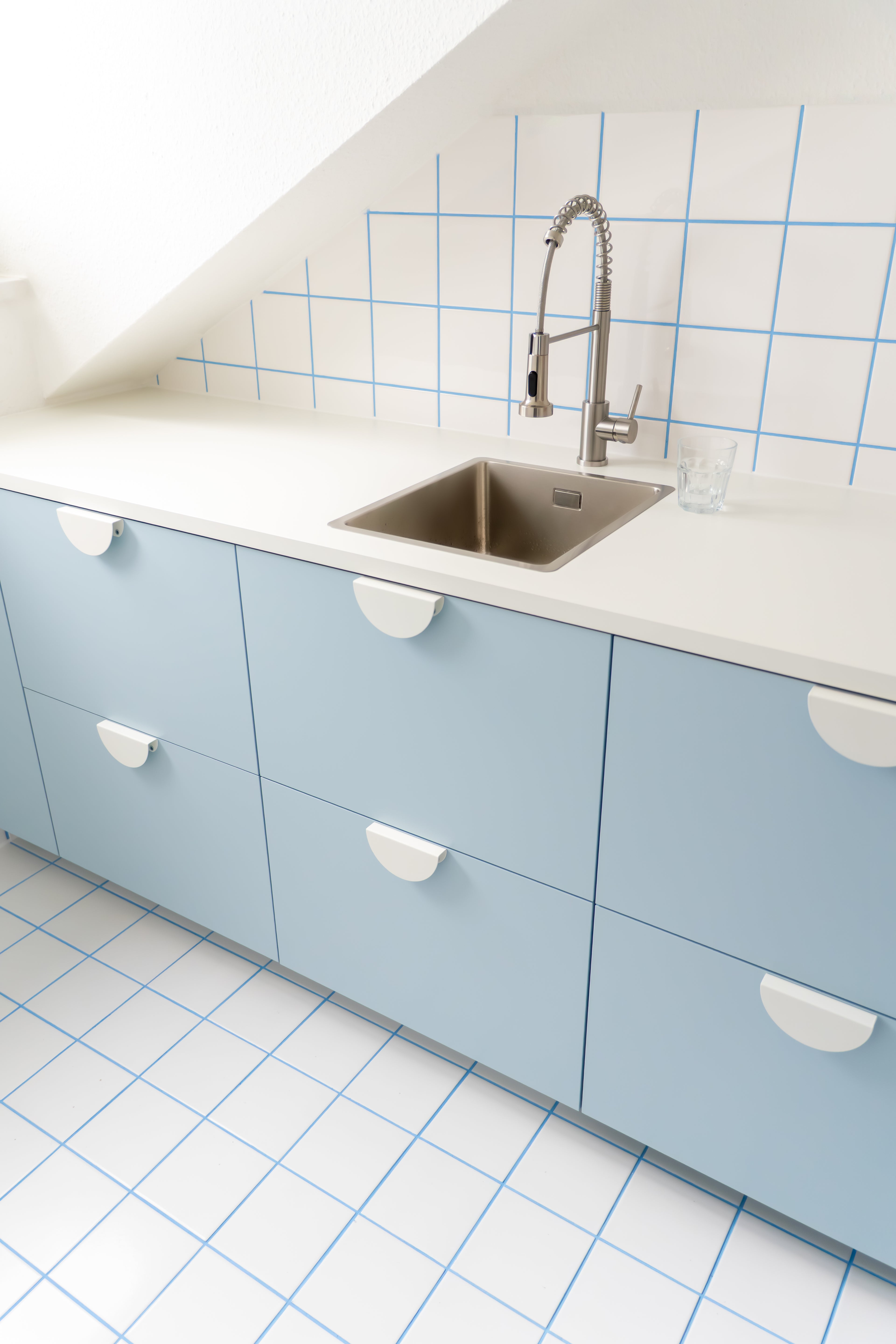 Gestalte deine Fliesen in Küche oder Badezimmer mit den bunten Fugenfarben von Cala Casa. Made in Germany.